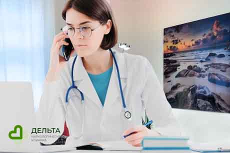 Врач с телефоном за столом